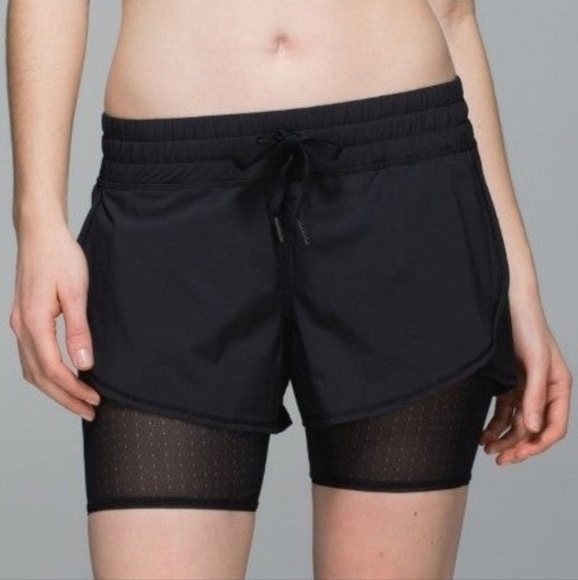 LULULEMON HOT TO STREET SHORTS Size 6 - Picture 2 of 14